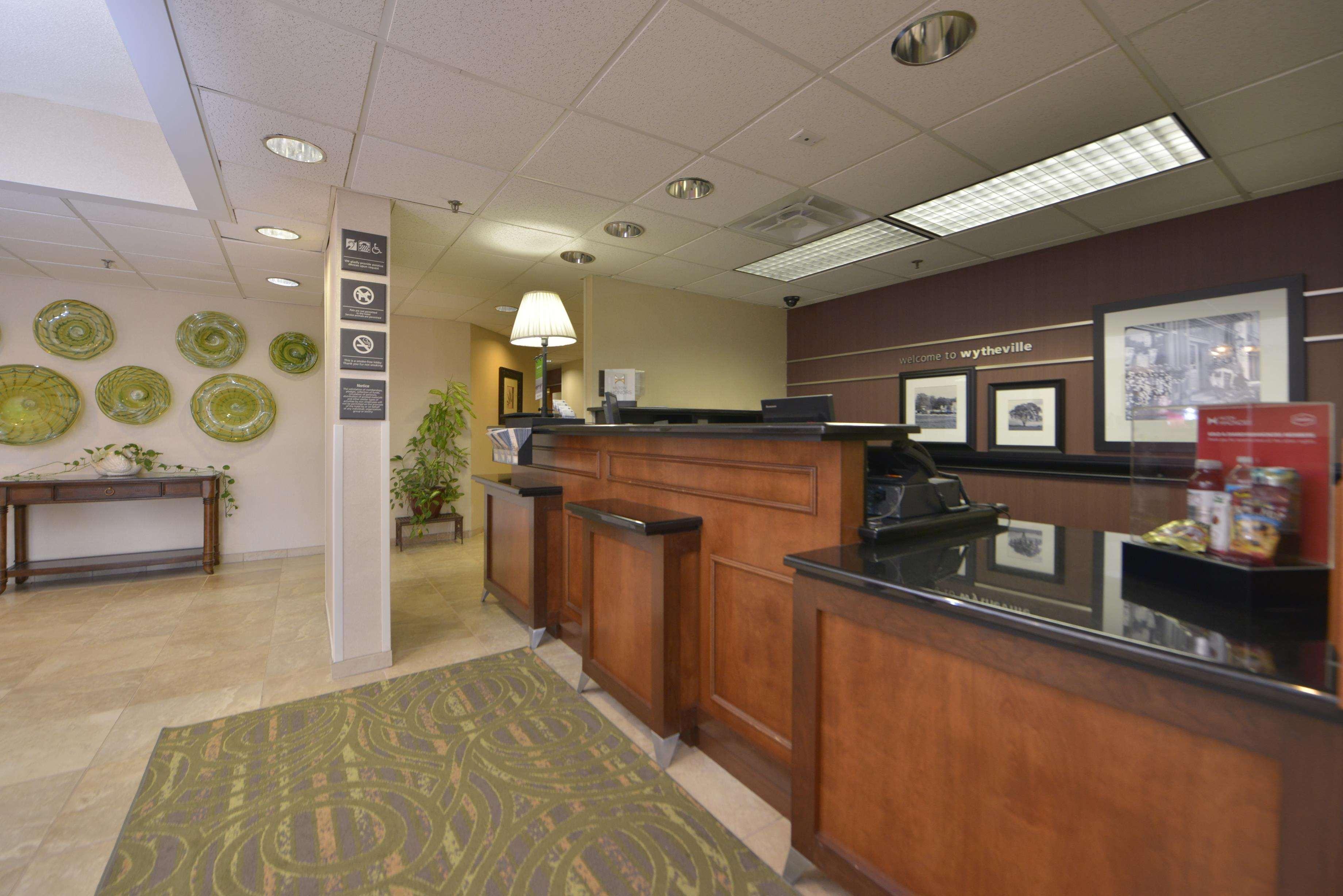 Hampton Inn Уайтевилл Экстерьер фото