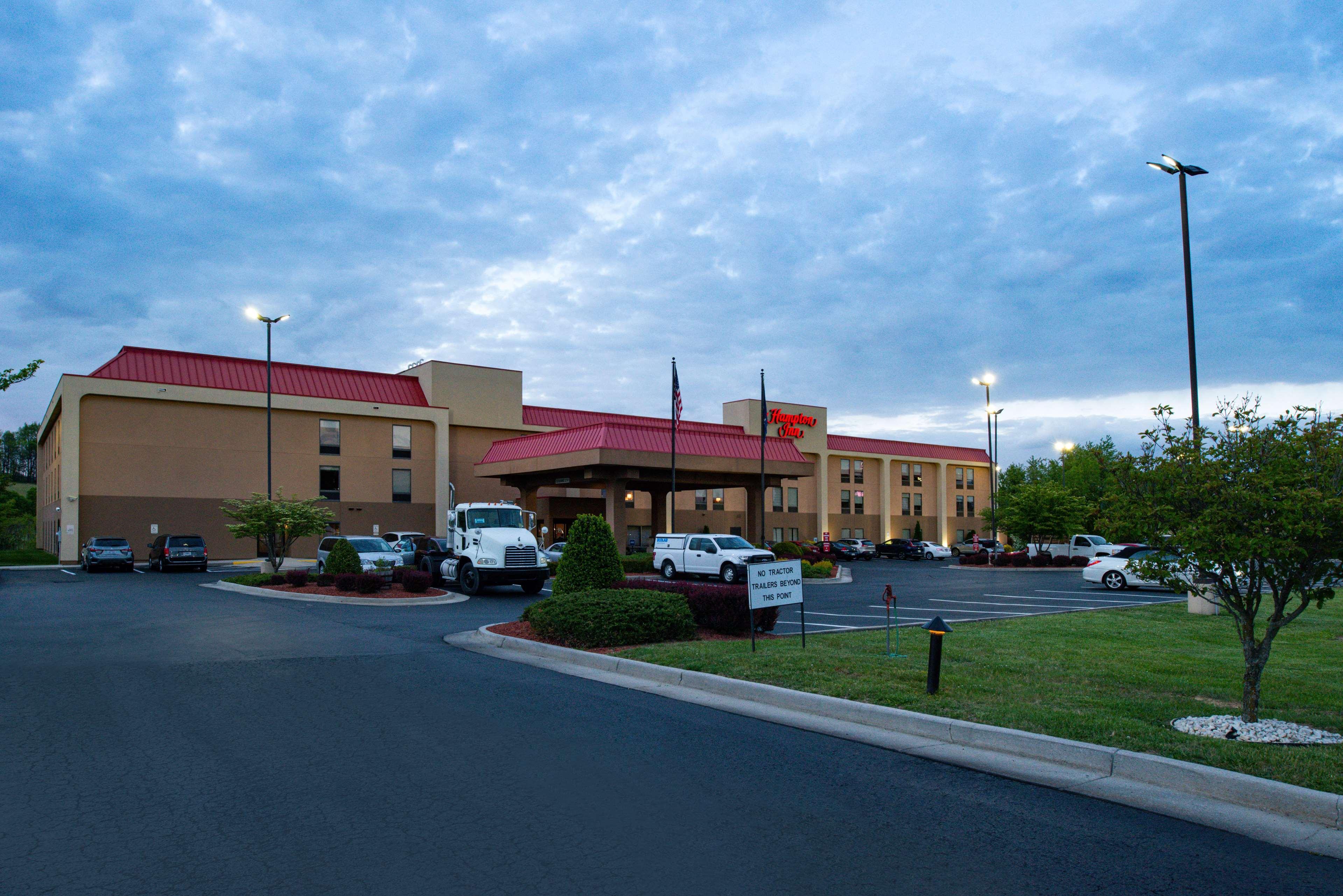 Hampton Inn Уайтевилл Экстерьер фото