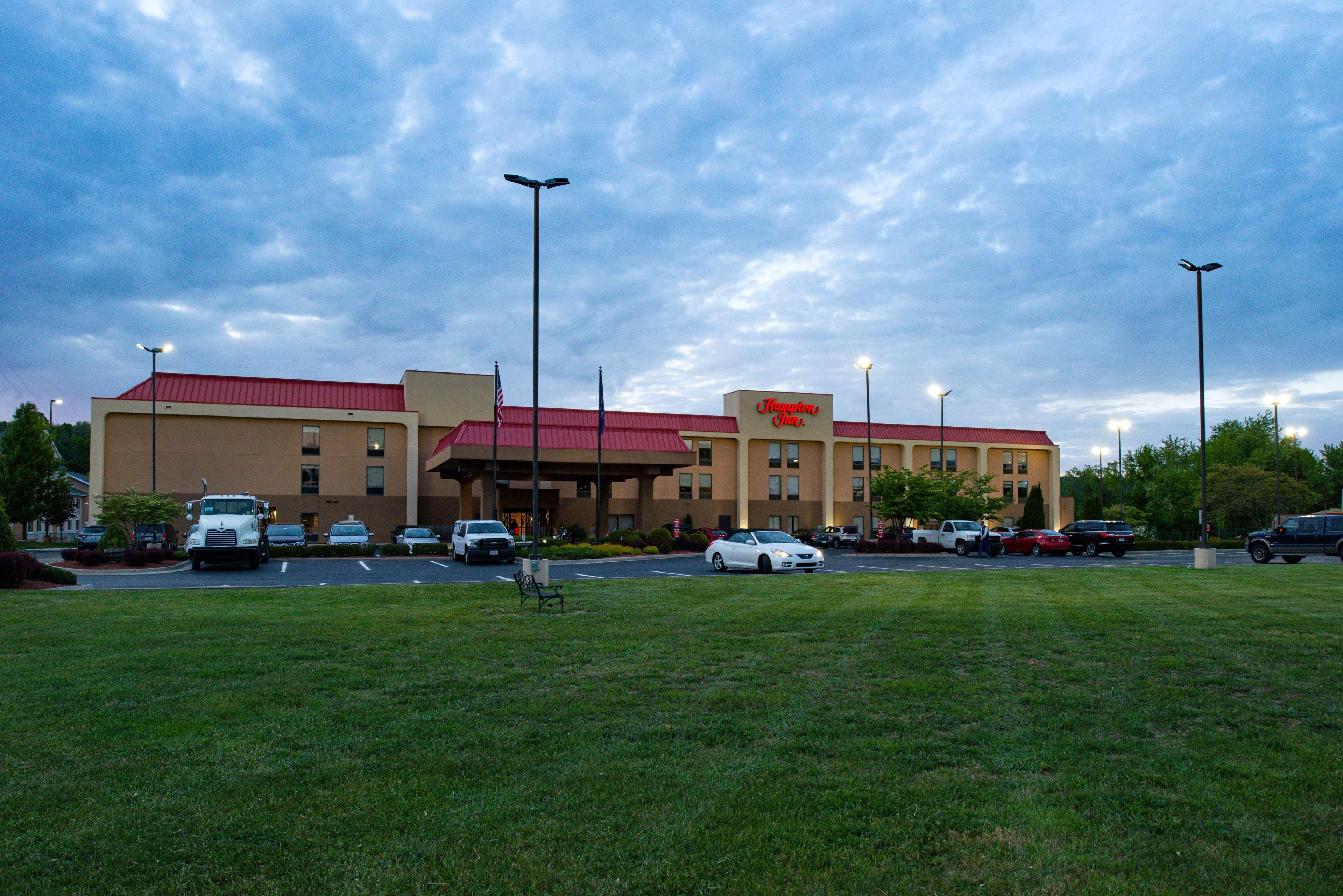 Hampton Inn Уайтевилл Экстерьер фото
