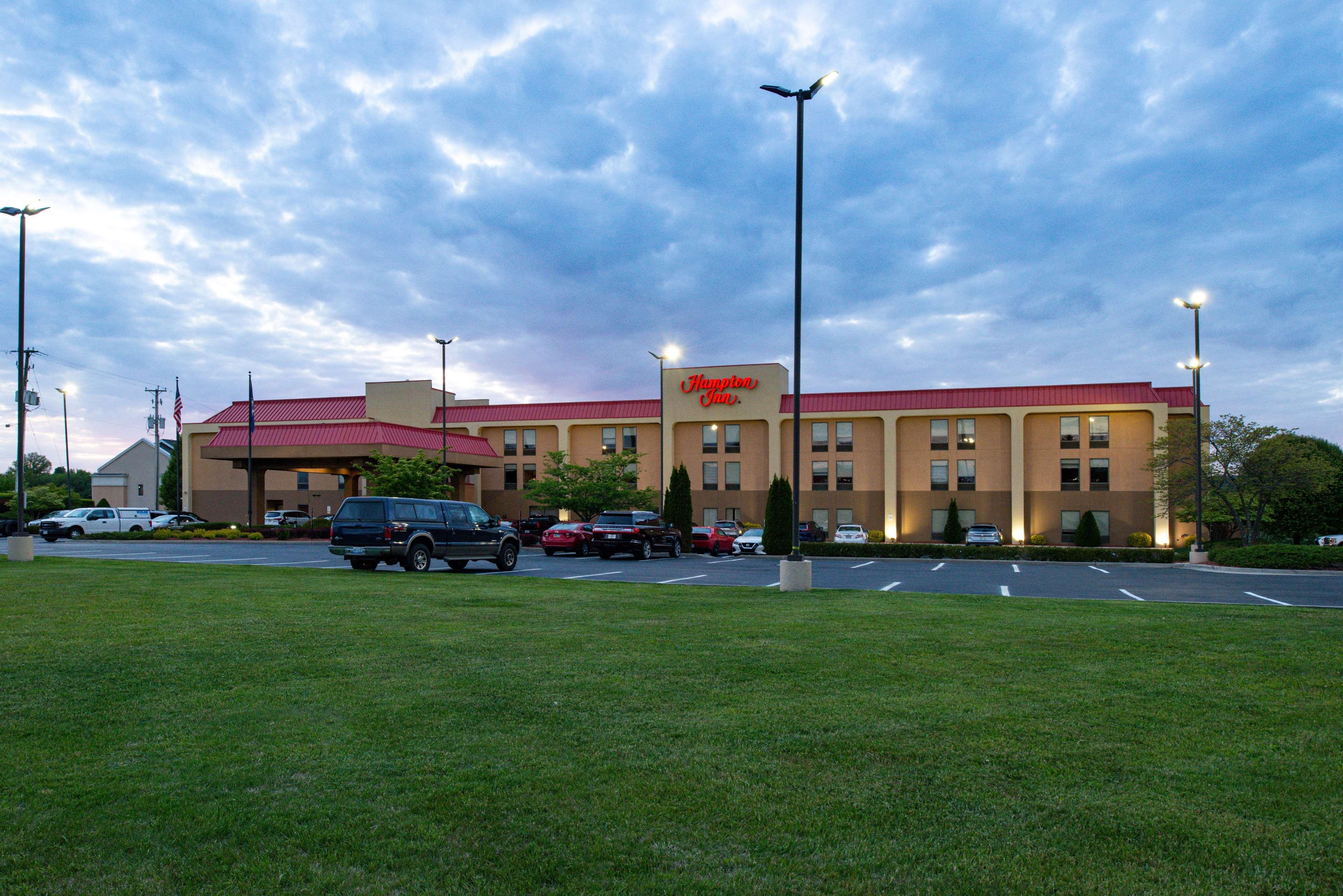 Hampton Inn Уайтевилл Экстерьер фото