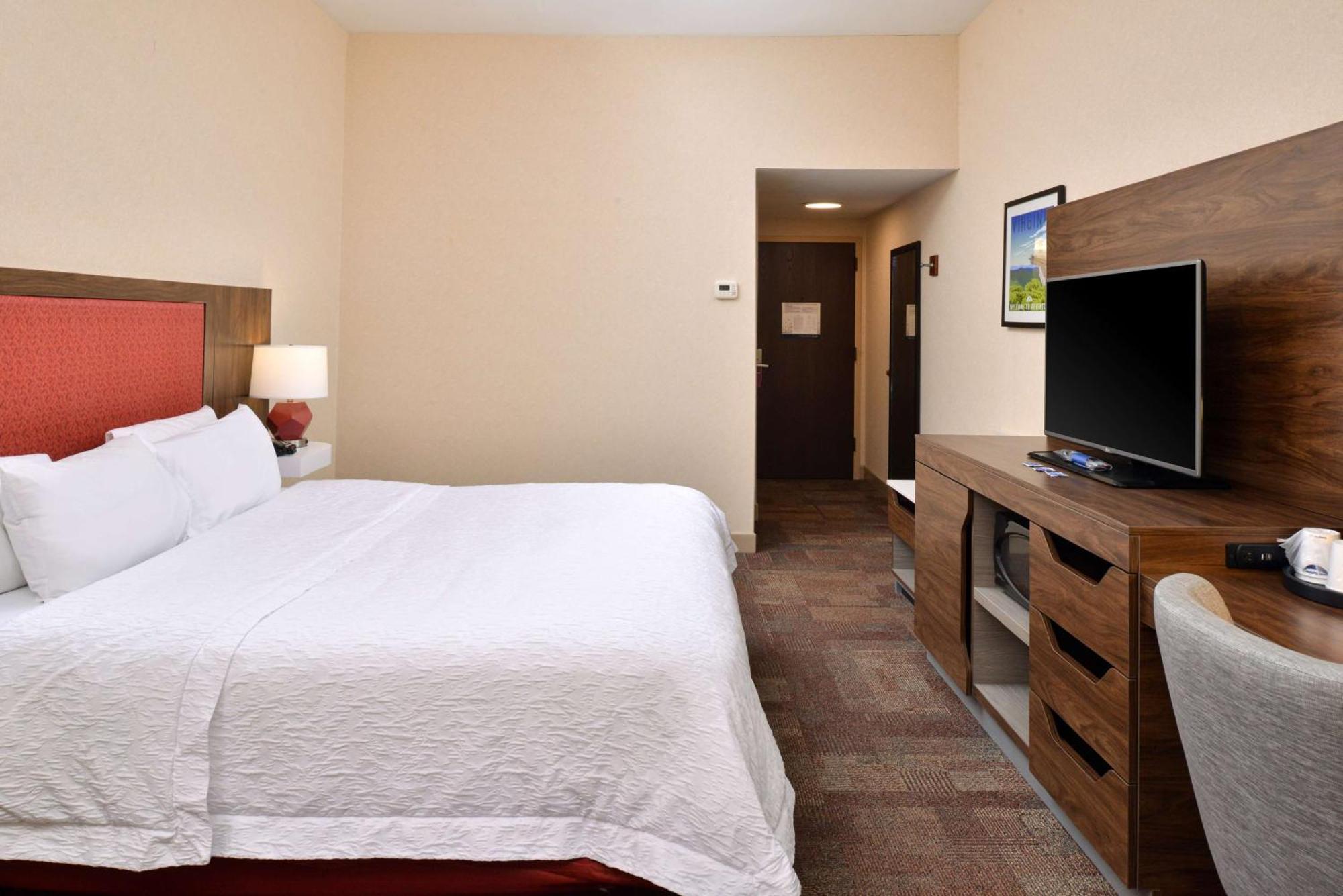 Hampton Inn Уайтевилл Экстерьер фото